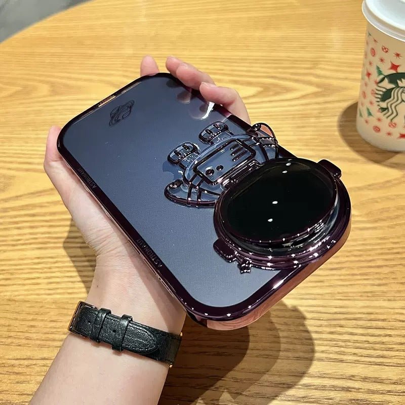 Coque astronaute 3D montrée en main avec design spatial tendance et protection de l'appareil photo.