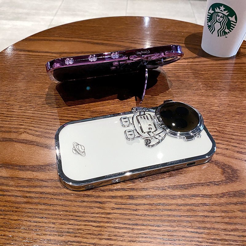 Coque astronaute sur table en bois avec boisson Starbucks en arrière-plan