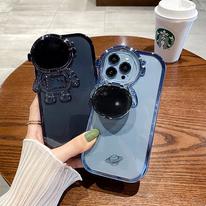 Coque astronaute 3D présentée avec un fond en bois et une tasse de café Starbucks.