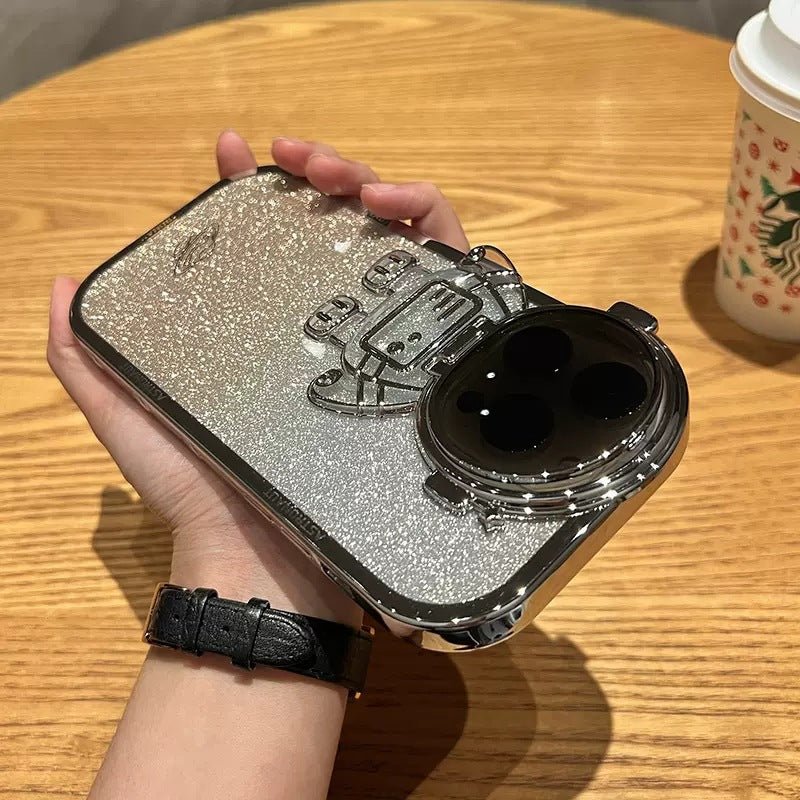 Coque astronaute 3D sur une main, affichant un design brillant et élégant, protection de l'appareil photo.