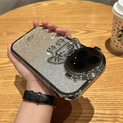 Coque astronaute 3D sur une main, affichant un design brillant et élégant, protection de l'appareil photo.