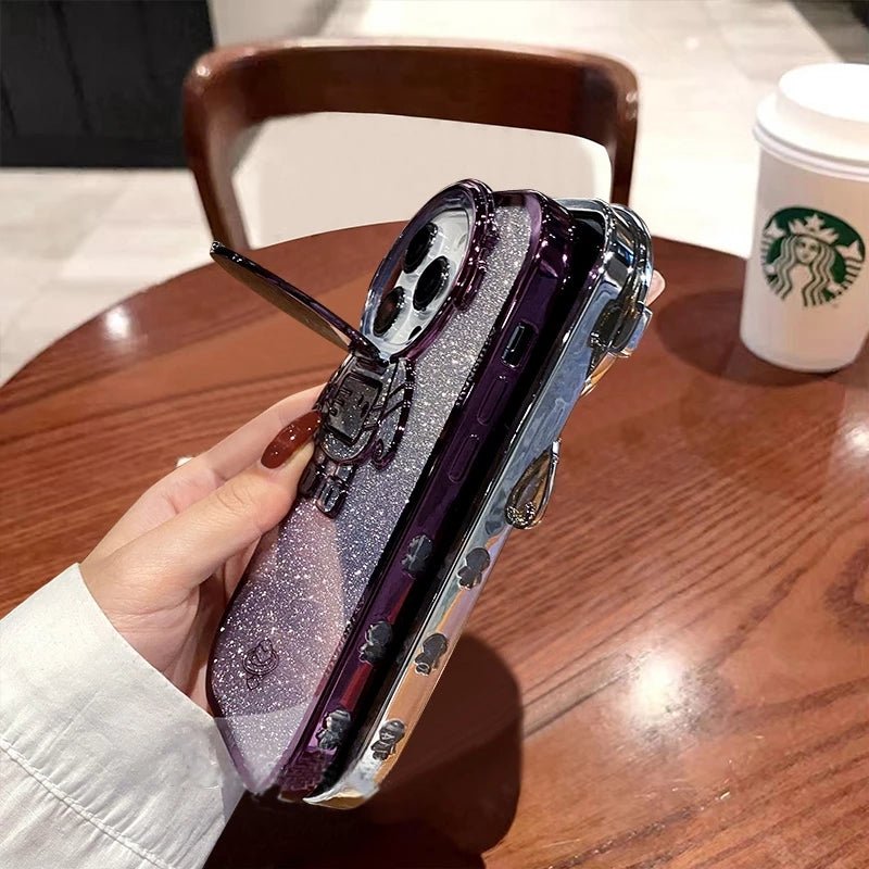 Coque astronaute 3D tenue à la main, design élégant avec détails brillants et protection de l'appareil photo.