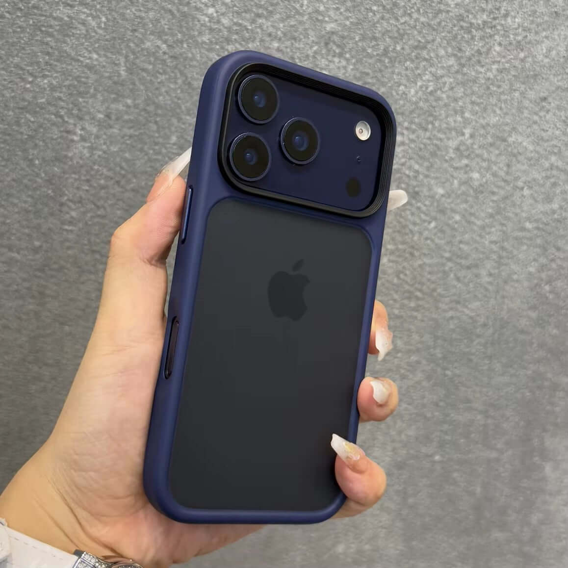 Coque de protection iPhone 17 - Montrant une main tenant un iPhone 17 avec sa coque bleu installer