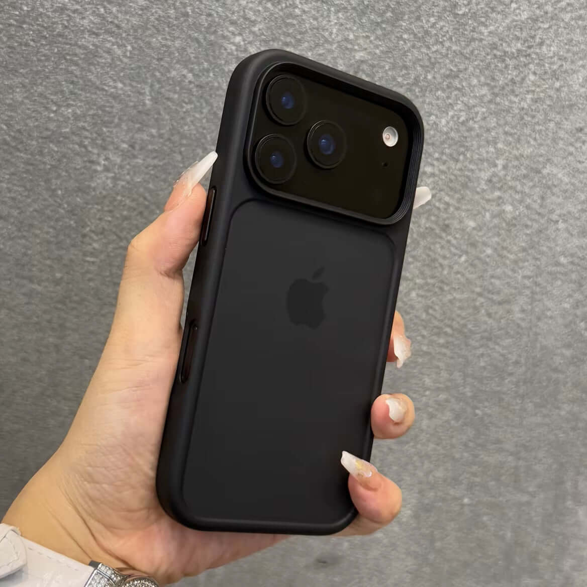 Coque de protection iPhone 17 - Montrant une main tenant un iPhone 17 avec sa coque noir installer