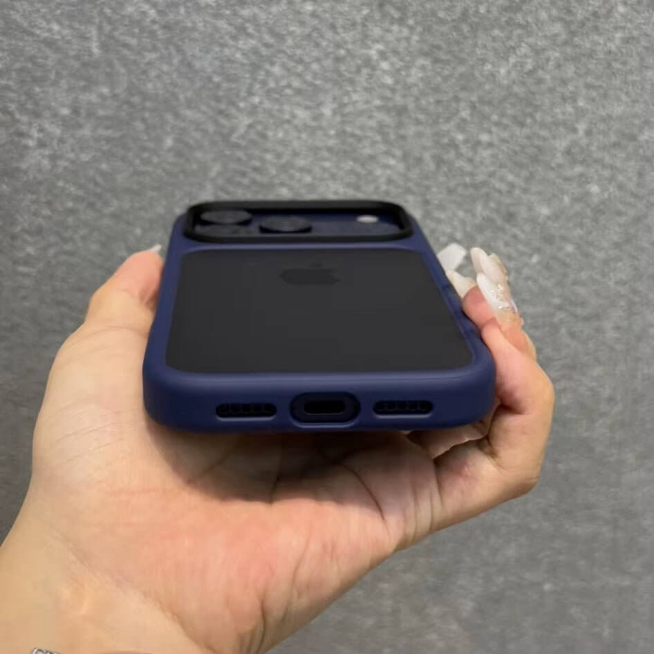 Coque de protection iPhone 17 - Montrant une main tenant un iPhone 17 avec sa coque bleu installer