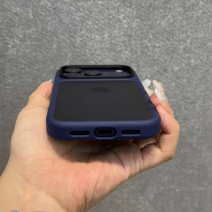 Coque de protection iPhone 17 - Montrant une main tenant un iPhone 17 avec sa coque bleu installer