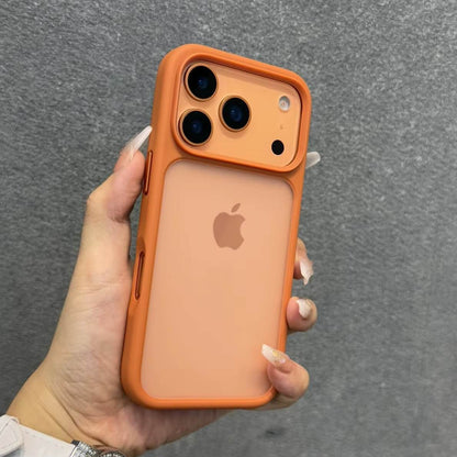 Coque de protection iPhone 17 - Montrant une main tenant un iPhone 17 avec sa coque orange installer