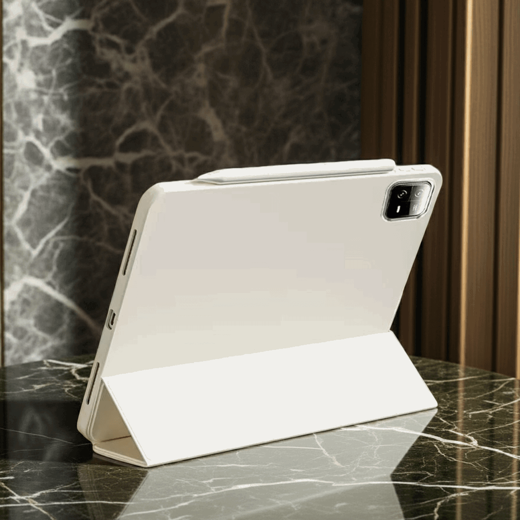 Etui Xiaomi Pad 7 - Montrant l'elegance de l'étui sur un support en marbre.