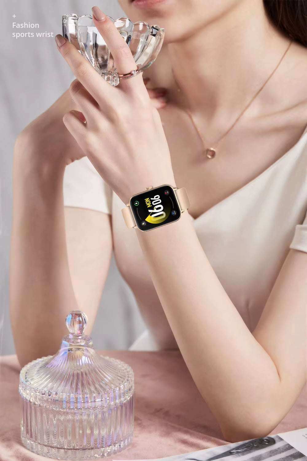 Montre connectée sport gps cardio sur poignet féminin, élégante et moderne, avec affichage numérique.