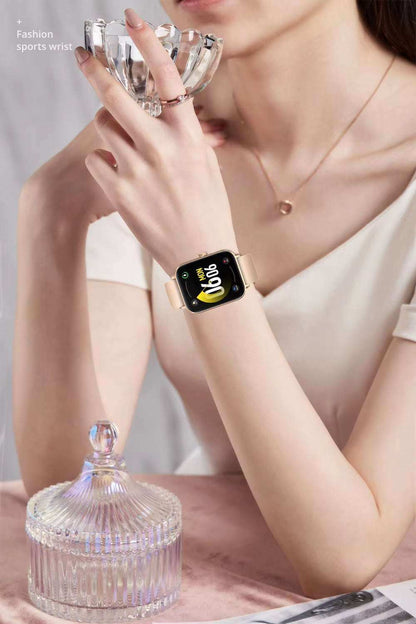 Montre connectée sport gps cardio sur poignet féminin, élégante et moderne, avec affichage numérique.